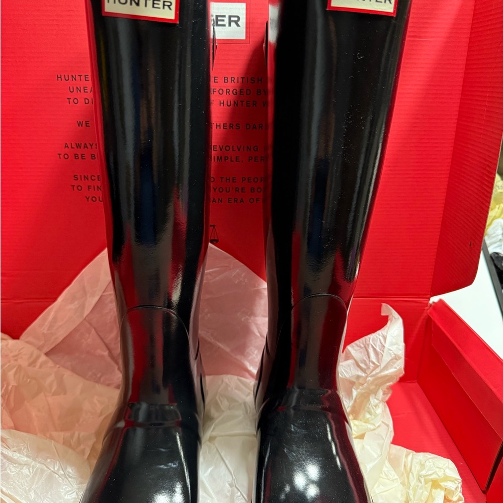 Hunter Women's Glossy Black Rain Boots SZ 8-  New in Box